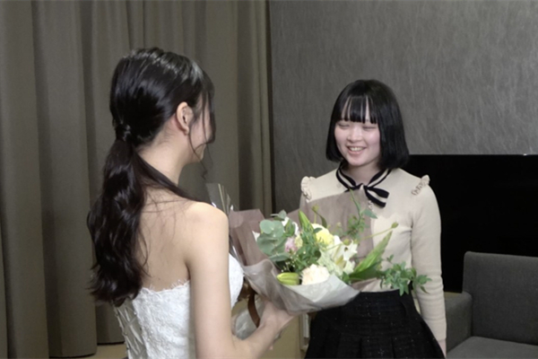 谢谢Erika酱Yunachan和Erikachan也参加了毕业婚礼在蓝天狂欢池中没有双口交的合作明星FC2PPV3237413